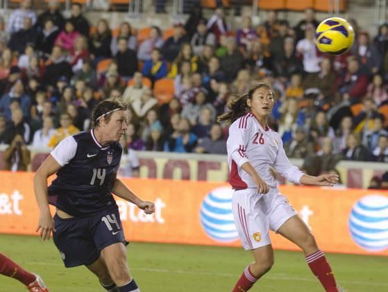 Abby Wambach helps United States beat China 4-0 | Seattle Metro Magazine 2012-12-12-abby-wambach