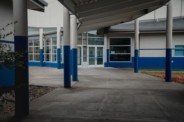 Gov. Inslee tells WA school districts to reopen classrooms