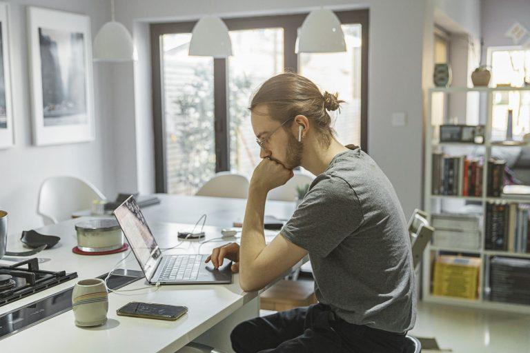 Report: Seattle remote workers put in more hours than in-office workers during COVID pandemic