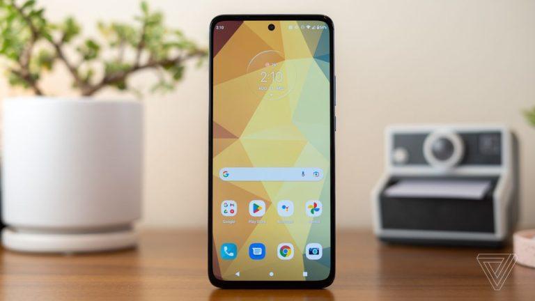 Motorola Edge (2022) review: a passing grade