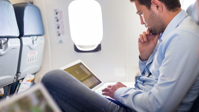 United Airlines Makes History With First Starlink-Powered Mainline Flight