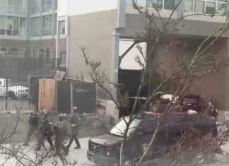 SPD negotiating with barricaded man at North Seattle apartment complex