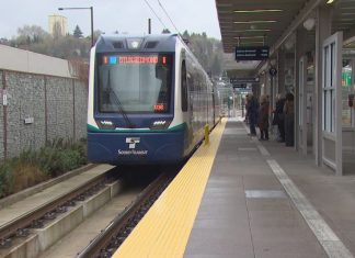 New Seattle light rail connection draws steady crowds on second day