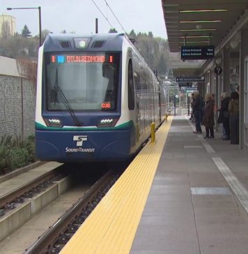 New Seattle light rail connection draws steady crowds on second day