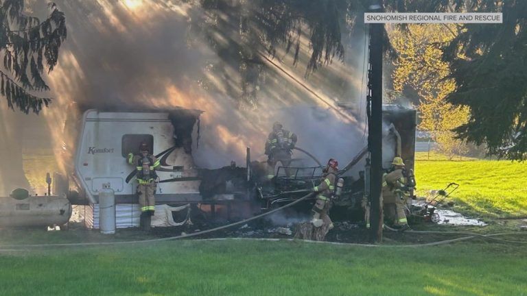2 dead in Woodinville trailer fire